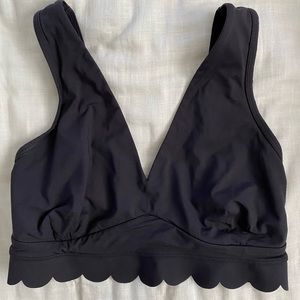 Scallop black sports bra